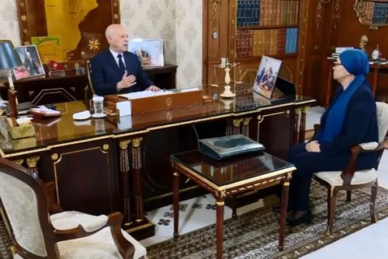 رئيس الجمهورية: مدير بمؤسسة عمومية يتمتع بست سيارات وظيفية!