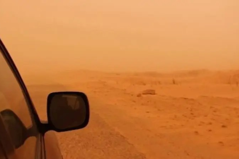 رياح قوية مثيرة للرمال والأتربة اليوم