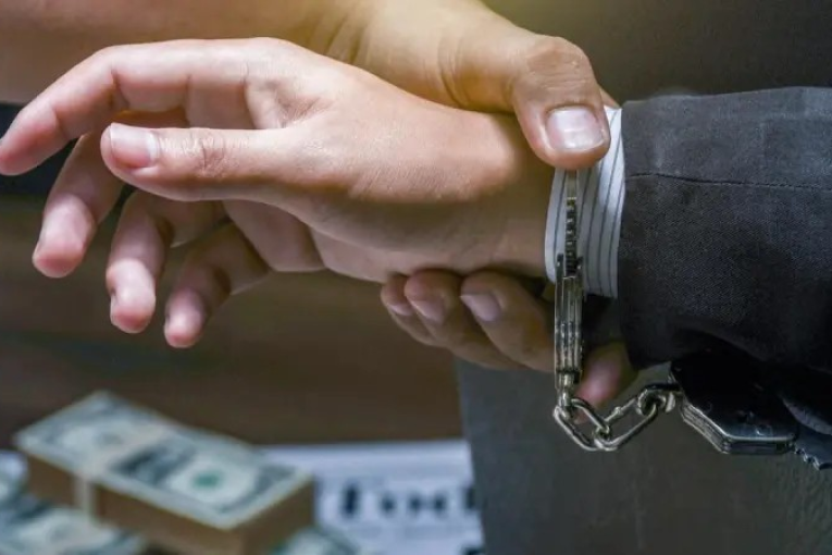 شبهات فساد مالي وغسيل أموال: الاحتفاظ بإطارات ببنك عمومي