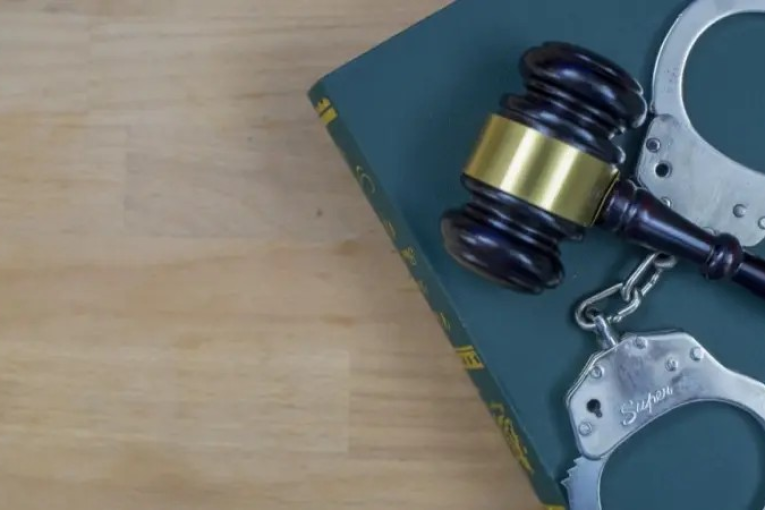 10 سنوات سجنا في حقّ موظف بقباضة لاستيلائه على أموال