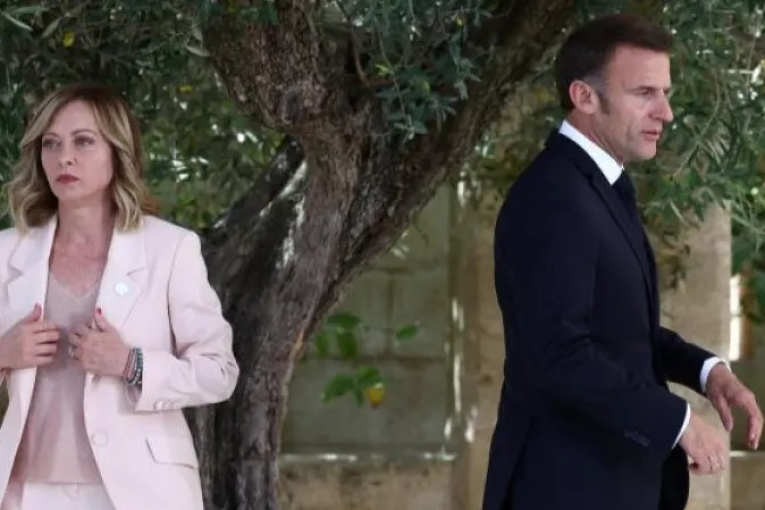 ماكرون: فرنسا تمر بلحظة ”خطيرة جدا”