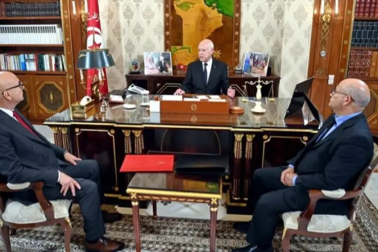 مخزون المياه بالسدود وصابة القمح في لقاء سعيّد بوزير الفلاحة