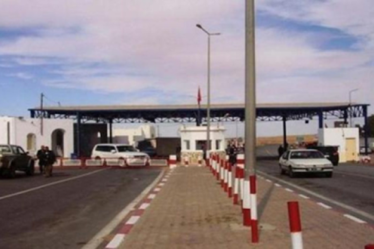 معبر الذهيبة: ازدحام كبير جراء ارتفاع عدد العائلات الليبية القادمة نحو تونس