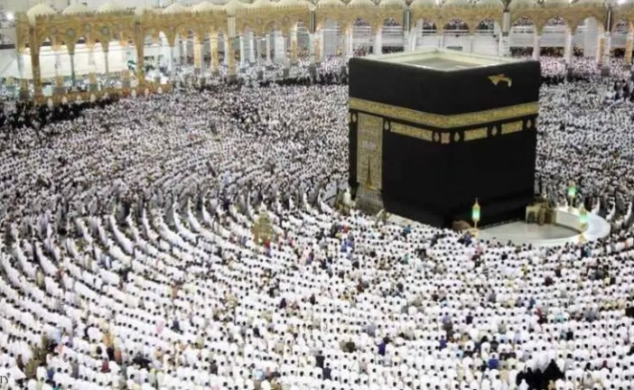 مئات الآلاف يتوافدون على مكة المكرّمة لأداء مناسك الحج