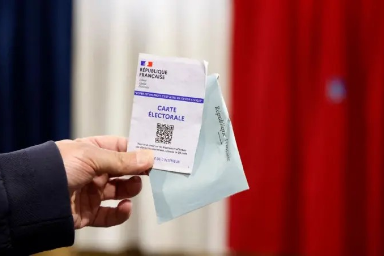 الفرنسيون يصوتون في الجولة الحاسمة من الانتخابات التشريعيّة