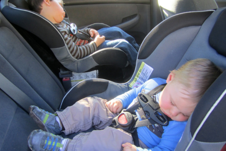 مختص في طب الأطفال يحذر من خطورة ترك الأطفال في سيارات مغلقة عند اشتداد حرارة الطقس