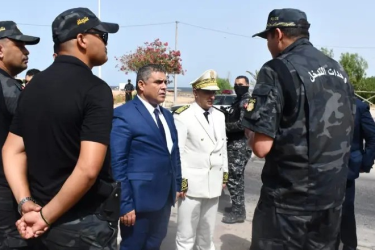 وزير الداخلية يتفقد عددا من الوحدات الأمنية في جزيرة جربة