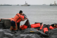 خفر السواحل الفلبيني يؤكد تسرب النفط من ناقلة غرقت في خليج مانيلا