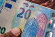 اليورو يتراجع بعد انتخابات فرنسا والدولار يواصل خسائره
