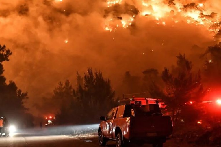 اليونان: إخلاء بلدات ومستشفيات مع اقتراب حرائق الغابات من أثينا