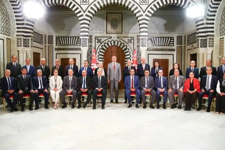 رئيس الحكومة يجتمع بفريقه الحكومي ويؤكد ضرورة العمل بروح الفريق الواحد