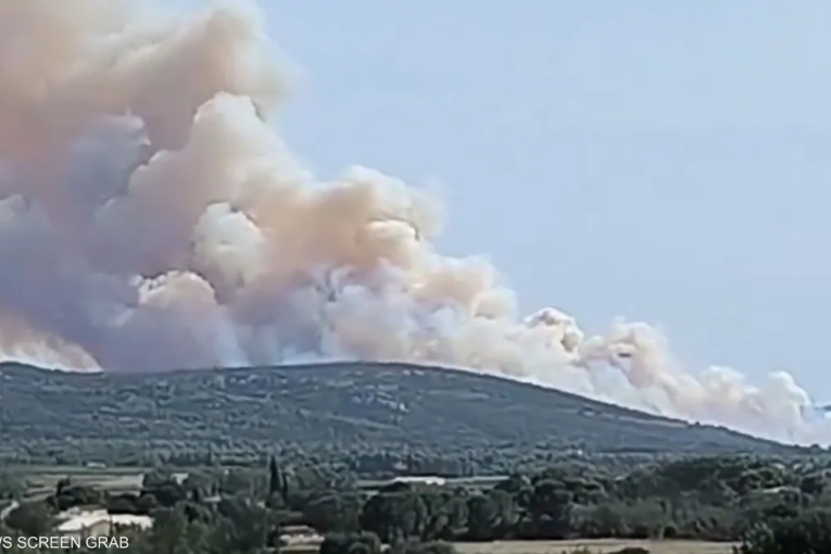 إجلاء 3 آلاف سائح بسبب الحرائق في جنوب فرنسا