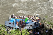 سقوط حافلة سيّاح بنهر في نيبال ومقتل 27 شخصا