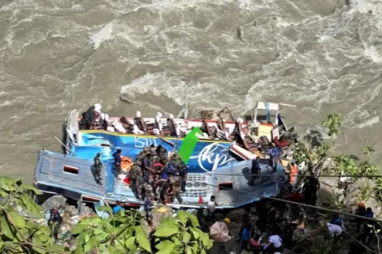 سقوط حافلة سيّاح بنهر في نيبال ومقتل 27 شخصا