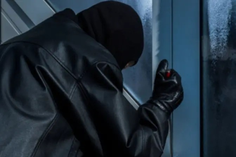 الاحتفاظ بشابين لتورطهم في السطو على مستودع شركة مواد غذائية بالجملة