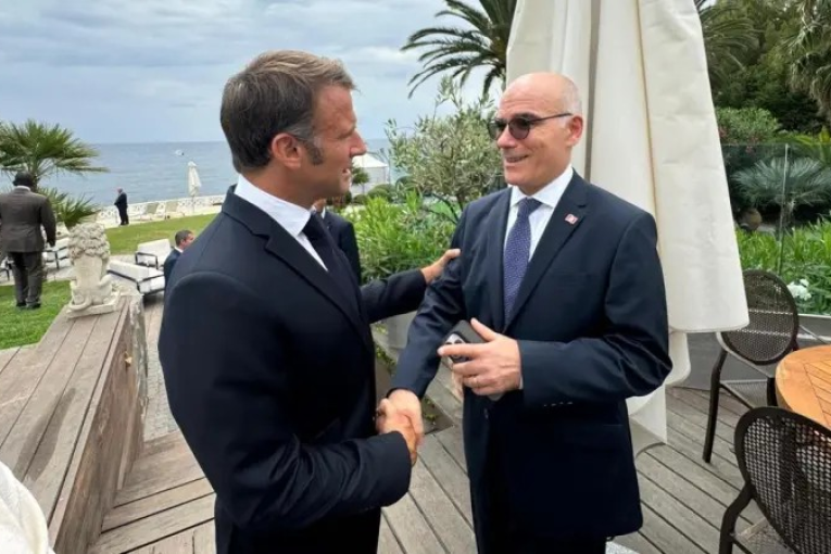 ماكرون لعمّار: فرنسا حريصة على مواصلة دعم علاقات التعاون مع تونس