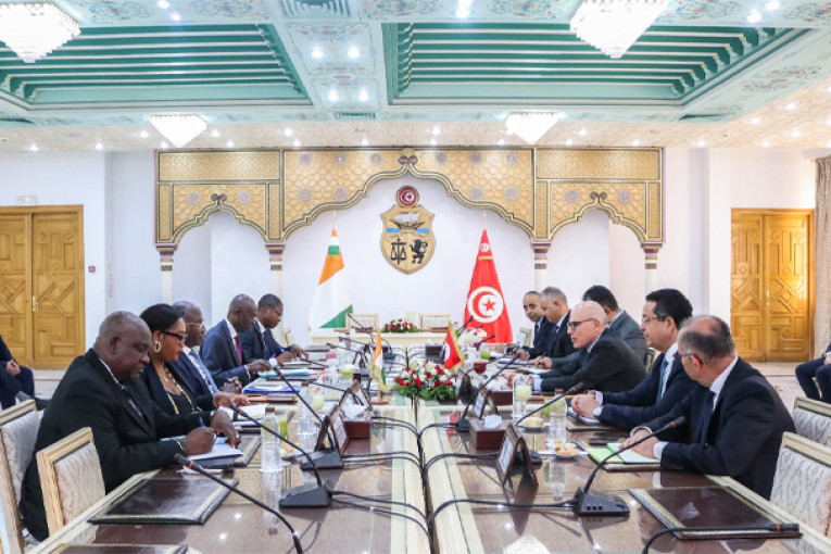 وزير الخارجية ونظيره الإيفواري يوقعان بيانًا مُشتركًا حول دعم وتعزيز التعاون الثنائي في مختلف المجالات