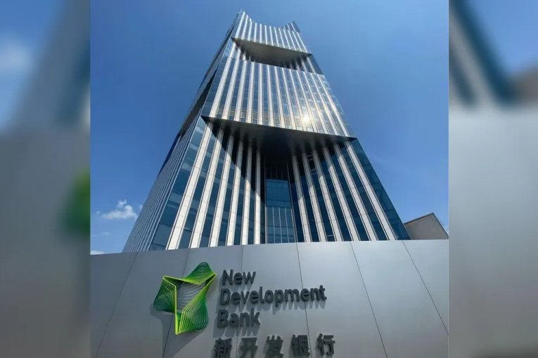 الجزائر تحصل على تفويض للانضمام إلى بنك “بريكس” الجديد