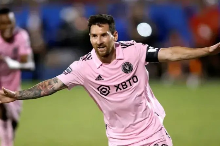 بعد غياب شهرين: ميسي يعود إلى الملاعب