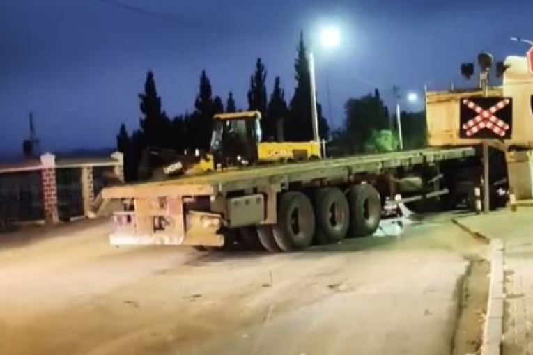 اصطدام شاحنة ثقيلة محمّلة بقوارير غاز بقطار لنقل الفسفاط