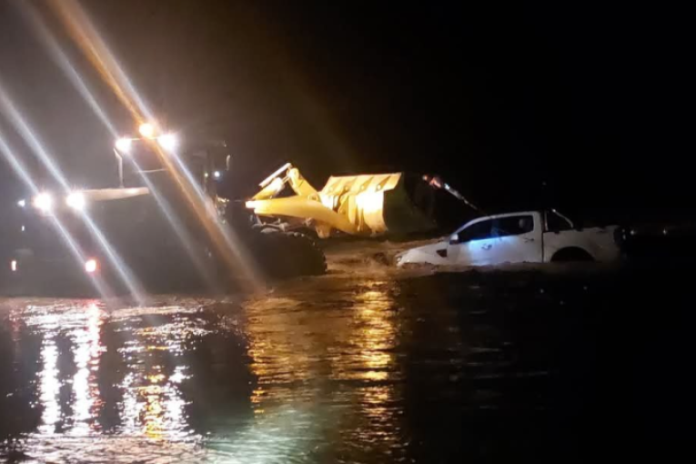 السبيخة: إنقاذ شخص جرفته مياه الأمطار داخل سيارته