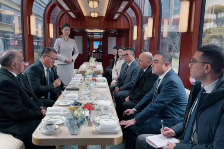 وزير النقل يستكشف فرص التعاون مع الصين في مجال النقل الذكي