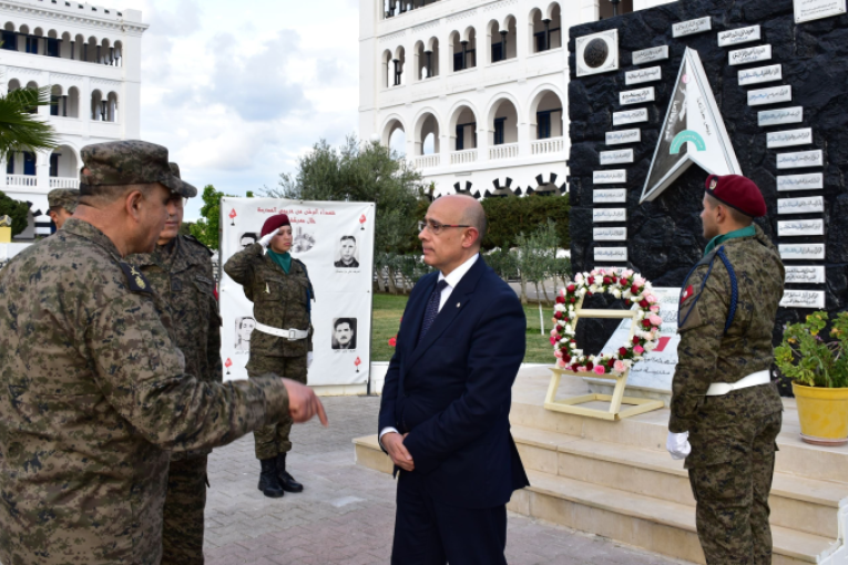 وزير الدفاع يزور مدرسة ضباط الصف والمدرسة التقنية لجيش البر ببنزرت