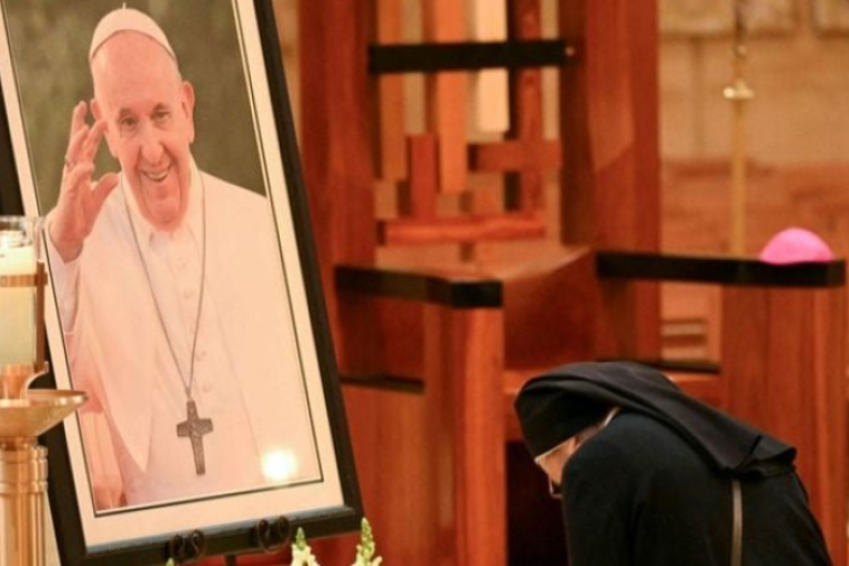 وزير الخارجية يشارك في مراسم تشييع البابا فرنسيس