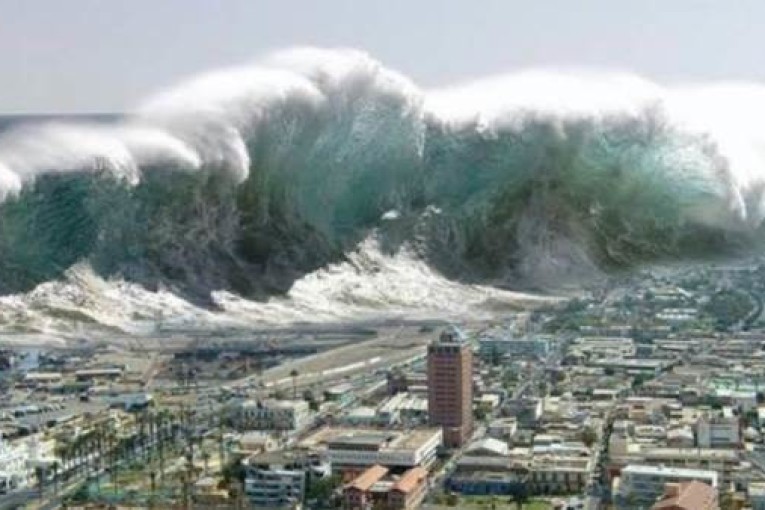 تسونامي يضرب ولاية هاواي الأمريكية