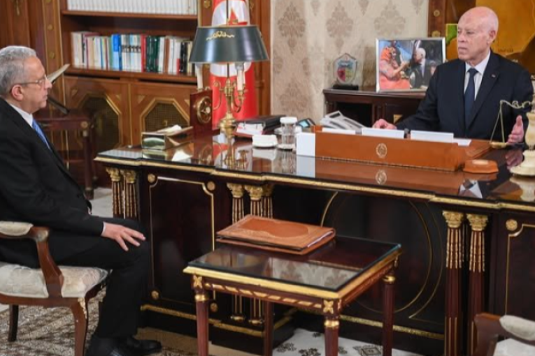 رئيس الجمهورية يدعو إلى وضع نظام قانوني جديد يحفظ حقوق الإطار الطبّي