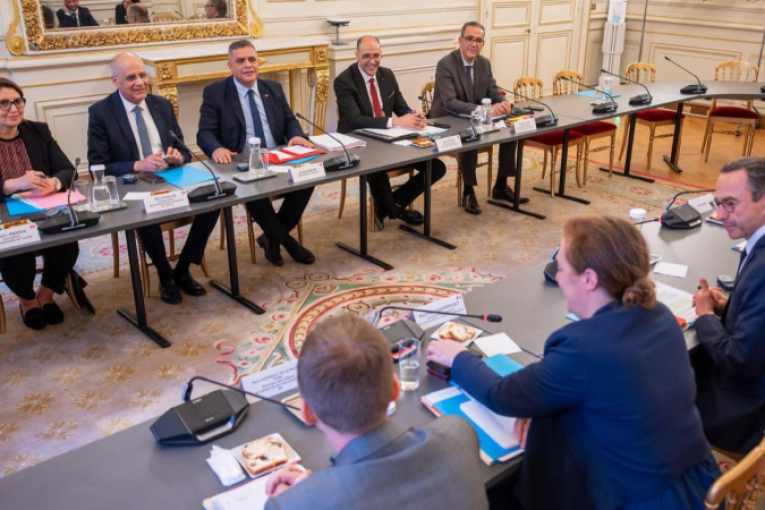 وزير الداخلية يلتقي نظيره الفرنسي في باريس