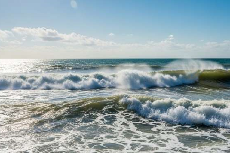 رياح قوية والبحر شديد الاضطراب