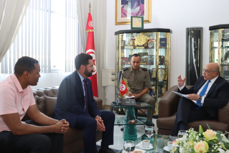 تطوير التعاون العسكري في لقاء وزير الدفاع ووفد من الكونغرس الأمريكي