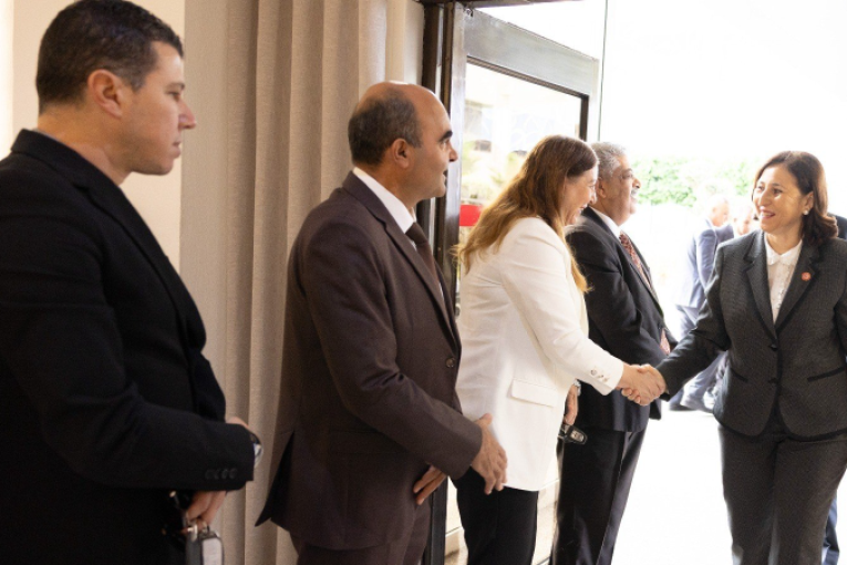 رئيسة الحكومة تُؤدّي زيارة رسميّة إلى مصر