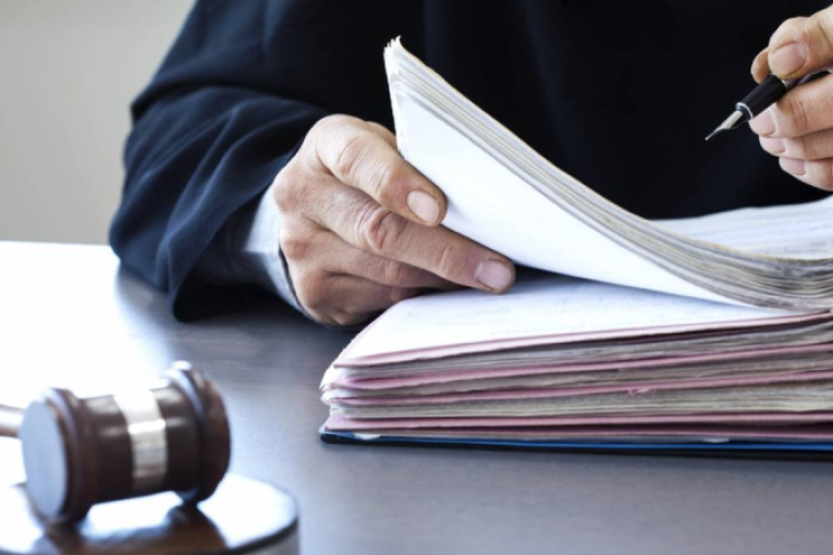 تمديد الإيقاف التحفظي بمحامٍ في قضية رجل الأعمال يوسف الميموني