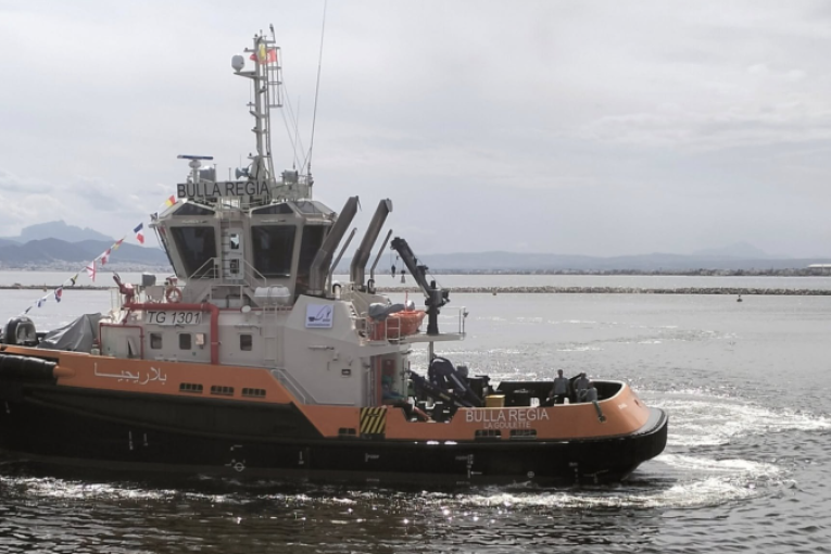 ديوان البحرية التجارية والموانىء يتسلم أول جرّار بحري بتقنيات متطوّرة