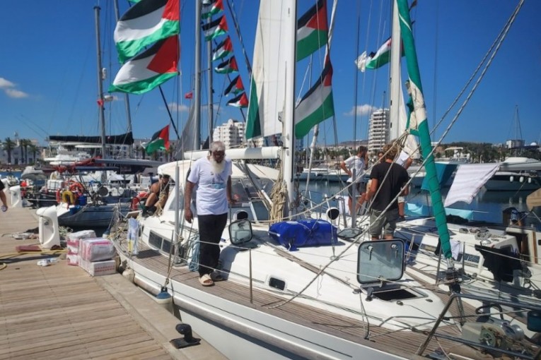 سواحل اليونان: طائرات مسيّرة تحوم حول أسطول الصمود بعد دوي انفجارات