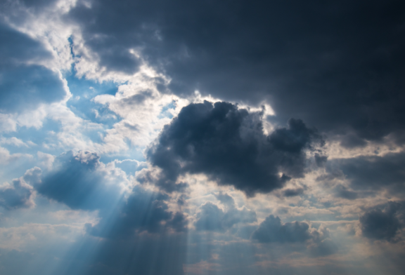 ضباب كثيف وأمطار متفرقة هذا اليوم