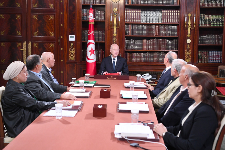رئيس الجمهورية يتسلم التقرير الأولي للجنة ‘إيجاد الحلول للوضع بقابس’