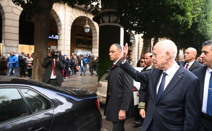 قيس سعيّد في شارع الحبيب بورقيبة فجر يوم الاحتفال بعيد الثورة