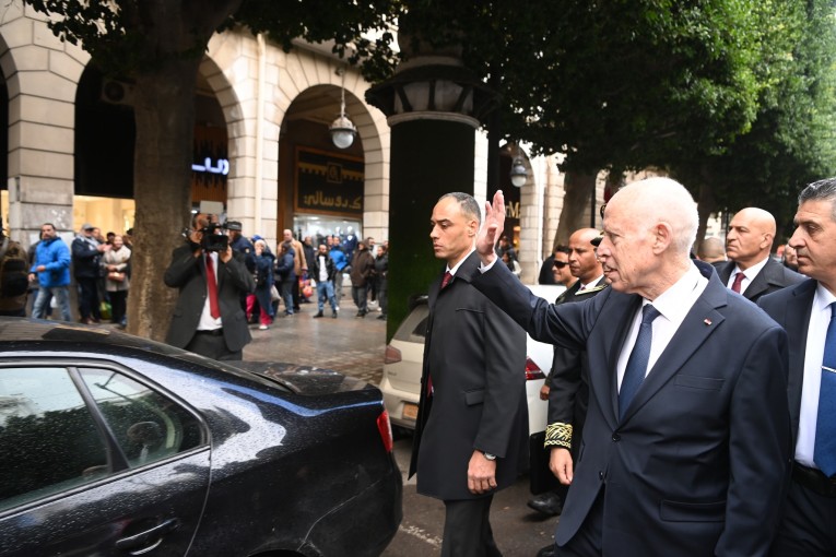 قيس سعيّد في شارع الحبيب بورقيبة فجر يوم الاحتفال بعيد الثورة