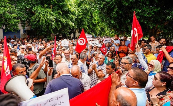 وقفة احتجاجية لأسلاك التربية أمام مقر وزارة التربية