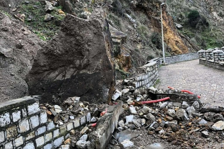 انزلاق أرضي بساحل الإبر في طبرقة