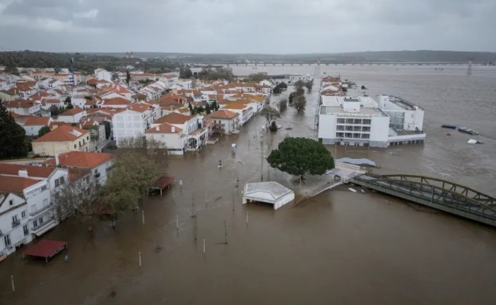 إجلاء الآلاف وانقطاع واسع للكهرباء.. عواصف وفيضانات تجتاح عدة دول أوروبية