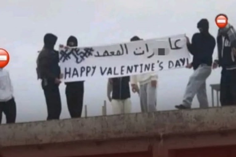 منوبة: عقوبات بالطرد لـ13 تلميذا من أجل رفع لافتة منافية للأخلاق