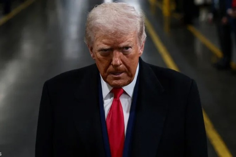 الرئيس الأميركي: أدرس توجيه ضربة عسكرية محدودة لإيران