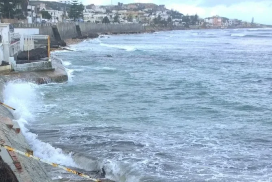 بنزرت: انتشال سيارة سقطت في شاطئ المغاوير