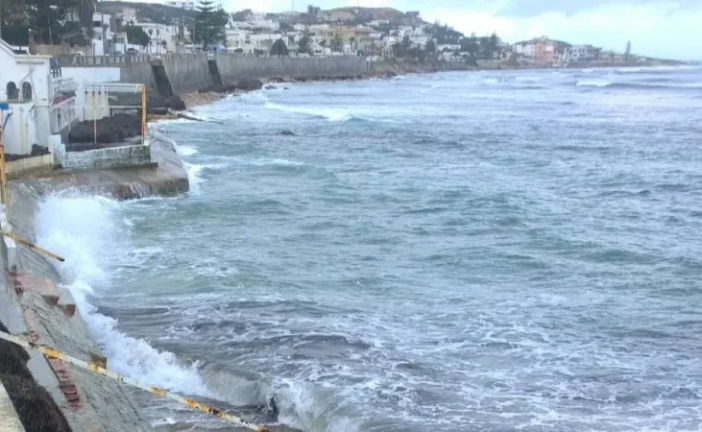 بنزرت: انتشال سيارة سقطت في شاطئ المغاوير