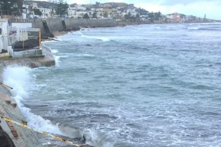 بنزرت: انتشال سيارة سقطت في شاطئ المغاوير