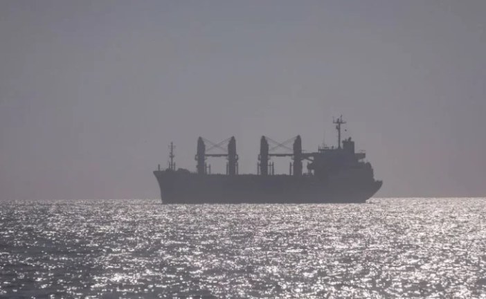 إشتعال النيران في ناقلة ترفع العلم الروسي ومصير طاقمها مجهول